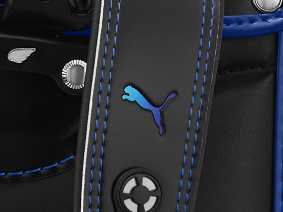 肩ベルトにも反射材を使ったプーマのキャットロゴ