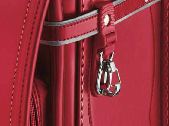 使い勝手と安全性を考え、両サイドともセパレート式安全フックを使用。