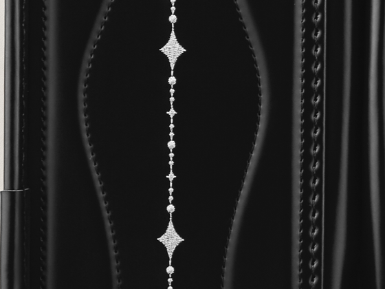 シックなカラーに宝石のような銀の刺しゅうが映えます。