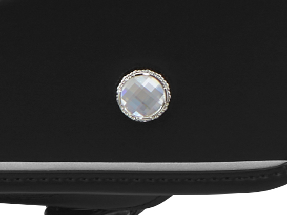 カブセには大粒のクリスタル・ガラスの飾り鋲（びょう）。