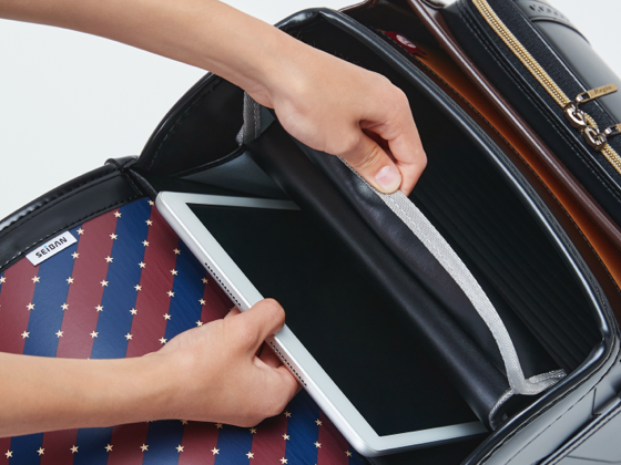タブレットやノートPCを安全に持ち運ぶことができる収納ポケット付きタイプ