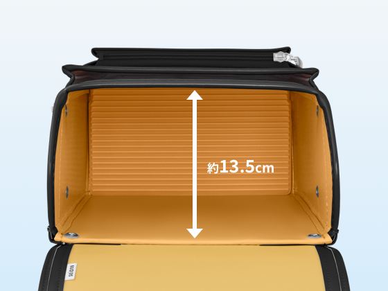 内寸はしっかり広めの約13.5cm。コンパクトに見えて、頼もしい収納力。