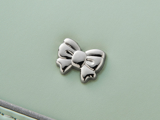 カブセには、立体感のあるリボンの飾り鋲（びょう）