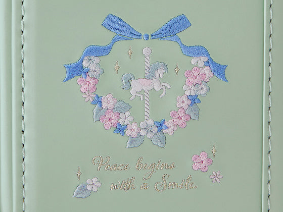 サイドにある、メリーゴーランドの刺しゅうがロマンティック