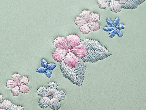 カブセには、繊細なお花の刺しゅう