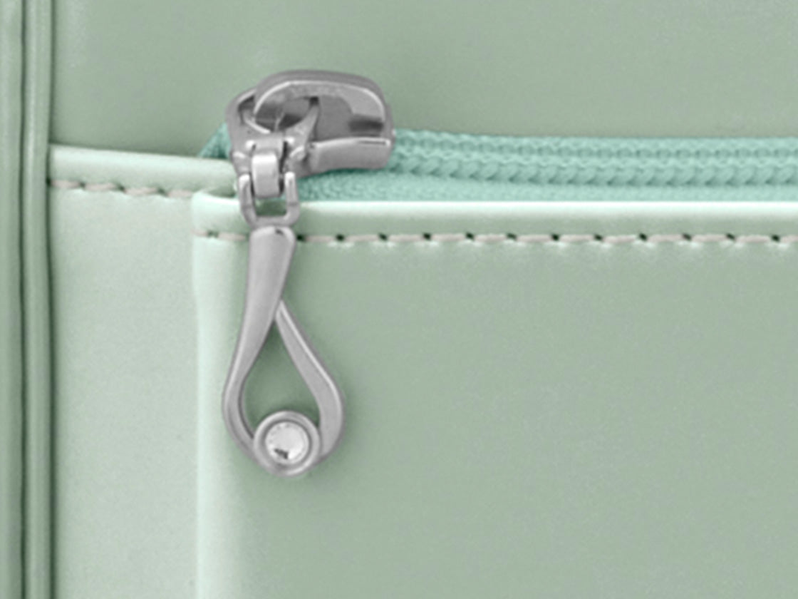 前ポケットには、クリスタル・ガラスが輝く引き手