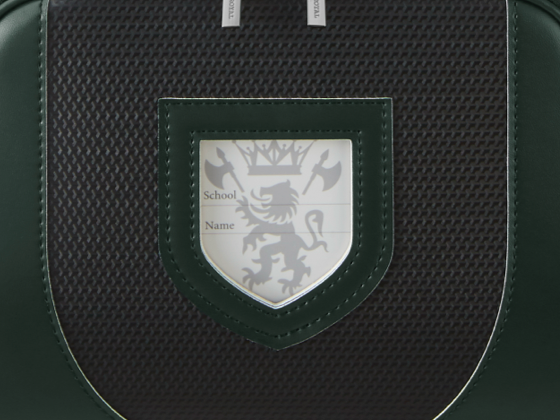 前ポケットには、光沢感のあるドビー生地をあしらい力強い印象に。