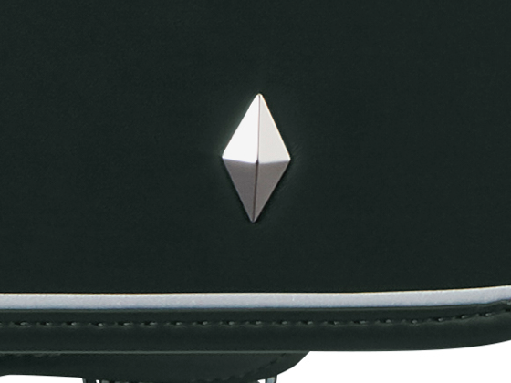 カブセには、クールなイメージのダイヤ型の飾り鋲（びょう）。