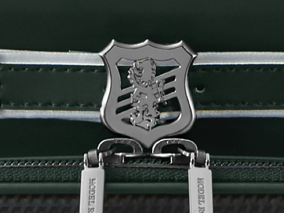 前ヒモには、レオンのロゴが入った透かしデザインのバックル。