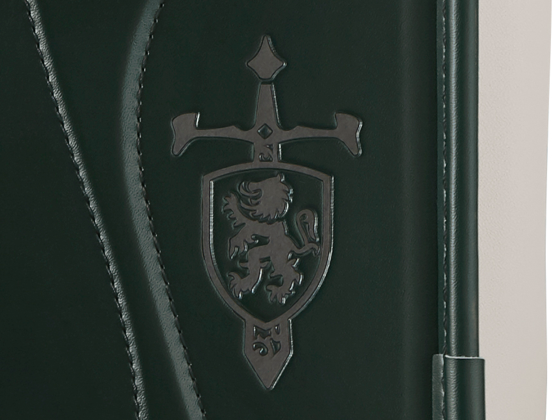 サイドにある剣と盾のモチーフは、光が当たると反射します。