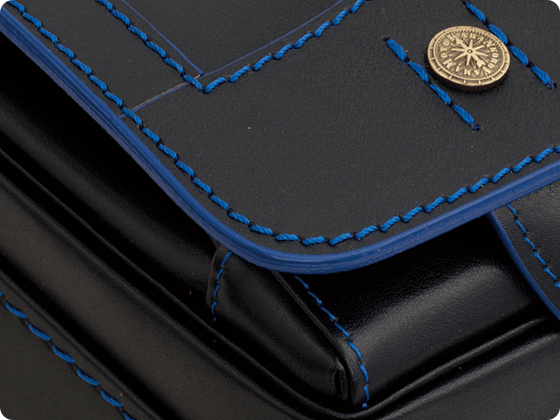 革の裁断面は、手間と技術を要するコバ塗り仕上げ。黒に映えるよう特注のニスを使っています。