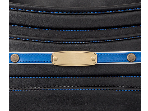 シルバーのランズ鋲をあしらった前締めベルト。正面には、お名前シールを貼れるプレート付き。