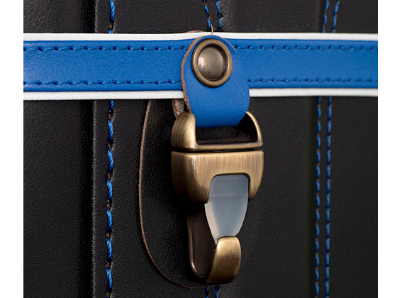 約13kgの負荷がかかると外れる安全仕様のナスカン