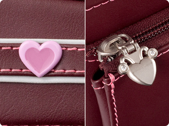 ファスナーの引き手と前締めベルトのカシメにもハート型。