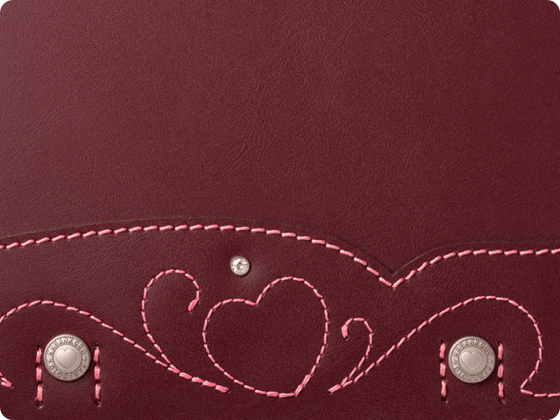 かぶせにはエレガントなハートステッチとキュービックジルコニア。