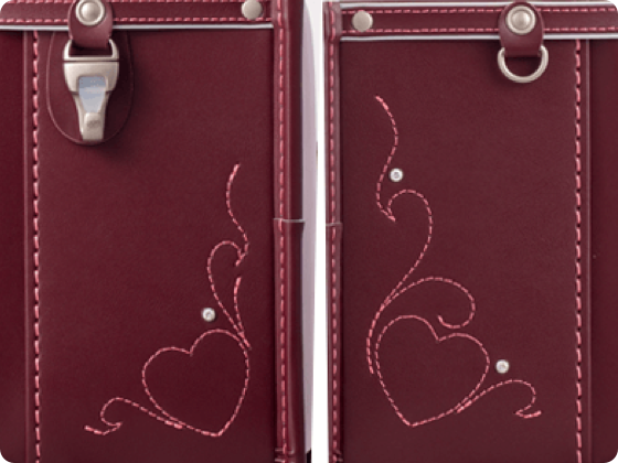 ランドセルの両サイドもハートのステッチワークとキューピックジルコニアで可愛く。