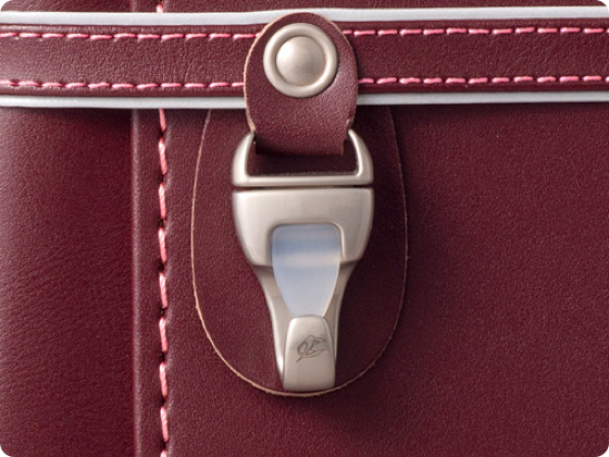 約13kgの負荷がかかると外れる安全仕様のナスカン