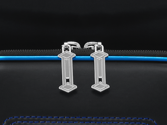 戦うヒーローの剣をイメージした、前ポケットの引き手。