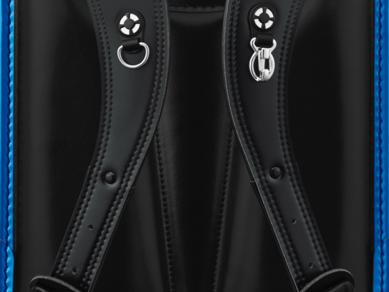 背あては、クールなブラックで統一。