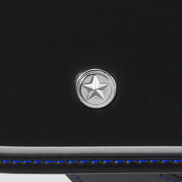 ポップなイメージの星型の飾り鋲（びょう）は、カブセと前ポケット上部に。